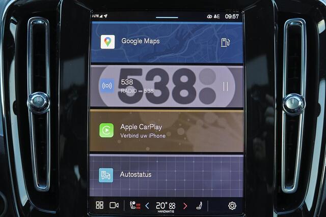 Volvo XC40 B4 Plus Dark - IntelliSafe Assist & Surround - Harman/Kardon audio - Parkeercamera achter - Verwarmde voorstoelen & stuur - Parkeersensoren voor & achter - Elektr. bedienb. voorstoelen met geheugen links - Draadloze tel. lader - Elektr. inklapbare trekhaa