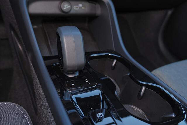 Volvo XC40 B4 Plus Dark - IntelliSafe Assist & Surround - Harman/Kardon audio - Parkeercamera achter - Verwarmde voorstoelen & stuur - Parkeersensoren voor & achter - Elektr. bedienb. voorstoelen met geheugen links - Draadloze tel. lader - Elektr. inklapbare trekhaa