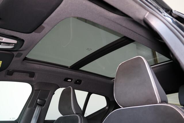 Volvo XC40 B3 Ultra Black Edition - Panorama/schuifdak - IntelliSafe Assist & Surround - 360º Camera - Harman/Kardon audio - LED Pixel koplampen - Verwarmde voorstoelen & stuur - Parkeersensoren voor & achter - Elektr. bedienb. voorstoelen met geheugen links - Draad