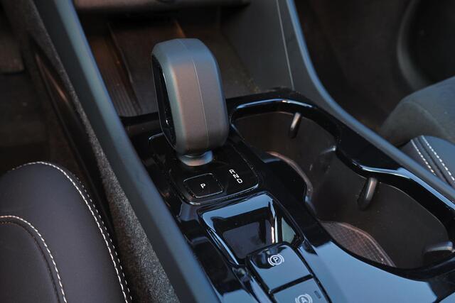 Volvo XC40 B3 Ultra Black Edition - Panorama/schuifdak - IntelliSafe Assist & Surround - 360º Camera - Harman/Kardon audio - LED Pixel koplampen - Verwarmde voorstoelen & stuur - Parkeersensoren voor & achter - Elektr. bedienb. voorstoelen met geheugen links - Draad