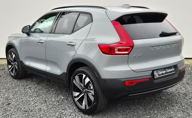 Volvo XC40 2.0 B3 Ultra Dark 20" Wielen - Panoramadak - Lighting - Harman Kardon Audio - 360 Cam - Privacy Glass - R980 Interieur - voorruit verwarming - Power seats met memory