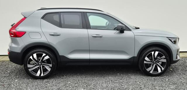 Volvo XC40 2.0 B3 Ultra Dark 20" Wielen - Panoramadak - Lighting - Harman Kardon Audio - 360 Cam - Privacy Glass - R980 Interieur - voorruit verwarming - Power seats met memory