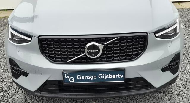 Volvo XC40 2.0 B3 Ultra Dark 20" Wielen - Panoramadak - Lighting - Harman Kardon Audio - 360 Cam - Privacy Glass - R980 Interieur - voorruit verwarming - Power seats met memory
