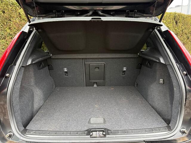 Volvo XC40 1.5 T2 Momentum Stoel/Stuurverwarming | Parkeersensoren Voor/Achter | Camera |