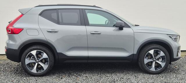 Volvo XC40 2.0 B4 Ultra Dark MY 2026 - 19" Wielen - Panoramadak - Harman Kardon Audio - Lighting - 360 Cam - Climate - Privacy Glass - R980 Interieur - voorruit verwarming - Power seats met memory