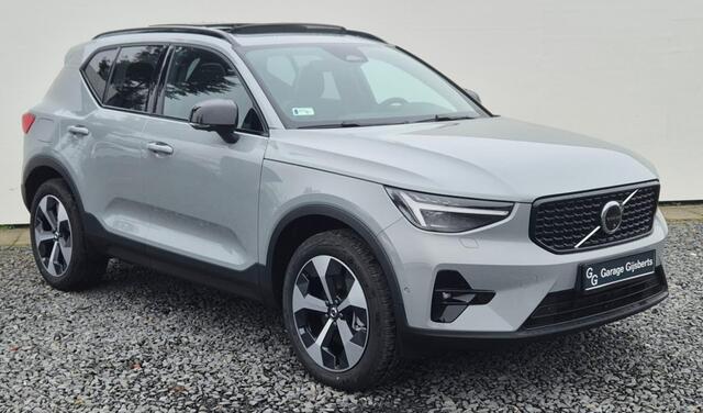 Volvo XC40 2.0 B4 Ultra Dark MY 2026 - 19" Wielen - Panoramadak - Harman Kardon Audio - Lighting - 360 Cam - Climate - Privacy Glass - R980 Interieur - voorruit verwarming - Power seats met memory