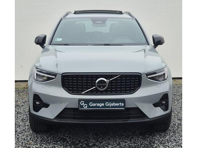 Volvo XC40 2.0 B4 Ultra Dark MY 2026 - 19" Wielen - Panoramadak - Harman Kardon Audio - Lighting - 360 Cam - Climate - Privacy Glass - R980 Interieur - voorruit verwarming - Power seats met memory