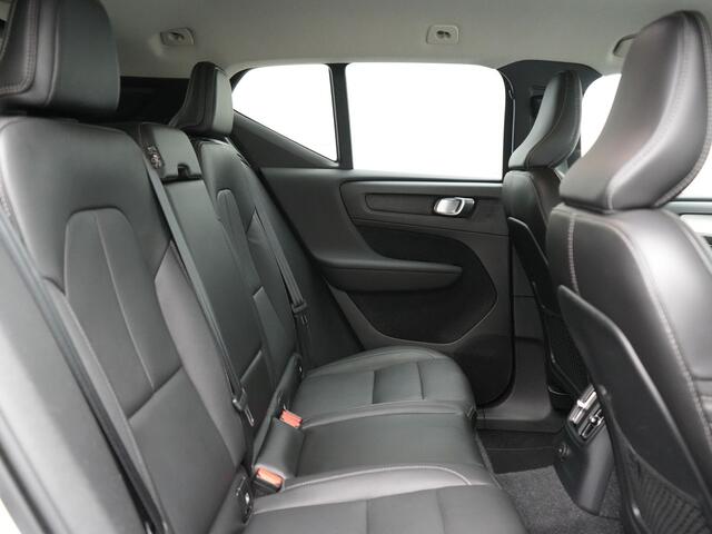 Volvo XC40 T5 Recharge R-Design Plug In Hybrid 263pk Dealer O.H. PHEV | Adaptive Cruise | Camera | Lederen Sportstoelen Memory & Verwarmd | Apple Carplay | Stuur Verwarmd | 19"L.M | Virtual | Blis | Navigatie | DAB |