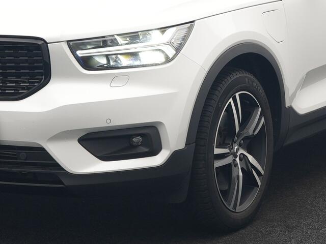 Volvo XC40 T5 Recharge R-Design Plug In Hybrid 263pk Dealer O.H. PHEV | Adaptive Cruise | Camera | Lederen Sportstoelen Memory & Verwarmd | Apple Carplay | Stuur Verwarmd | 19"L.M | Virtual | Blis | Navigatie | DAB |