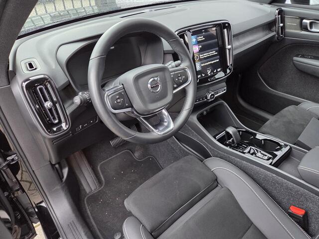 Volvo XC40 Plug-in hybrid T4 Ultimate Dark | Trekhaak | Panoramadak | 360° camera | Harman Kardon audio | Adaptive cruise control | Navigatie | Stoel- en stuurverwarming | Apple Carplay / Android Auto | Elektrische stoelverstelling |