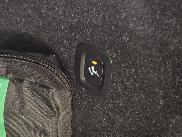 Volvo XC40 Recharge P8 AWD R-Design | Adaptieve Cruise Control | Trekhaak | Panoramadak | Harman Kardon Audio | Dodehoek Detectie | Stoel-/Stuurverwarming | 360 Parkeercamera |