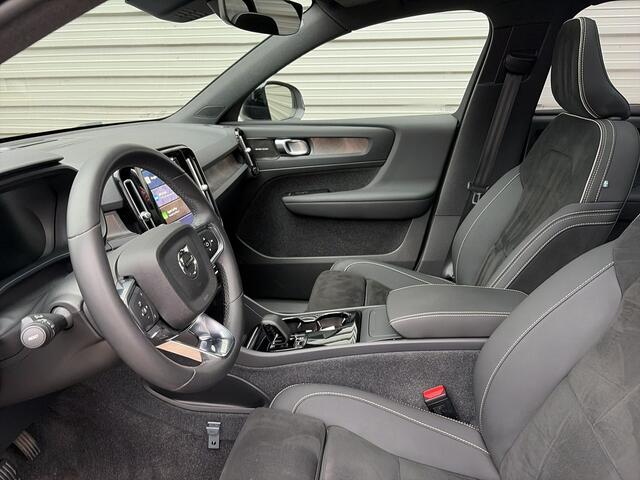 Volvo XC40 Recharge Ultimate 70 kWh / 20" Velgen / Luxe bekleding / Trekhaak / Kantel/schuifdak /