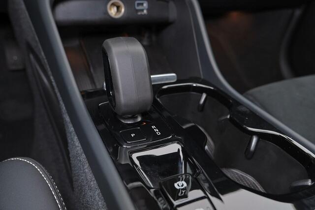 Volvo XC40 T5 Recharge Plus Dark - IntelliSafe Assist - 360º Camera - Verwarmde voorstoelen & stuur - Parkeersensoren voor & achter - Elektr. bedienb. voorstoelen met geheugen links - Draadloze tel. lader - Extra getint glas - 19' LMV