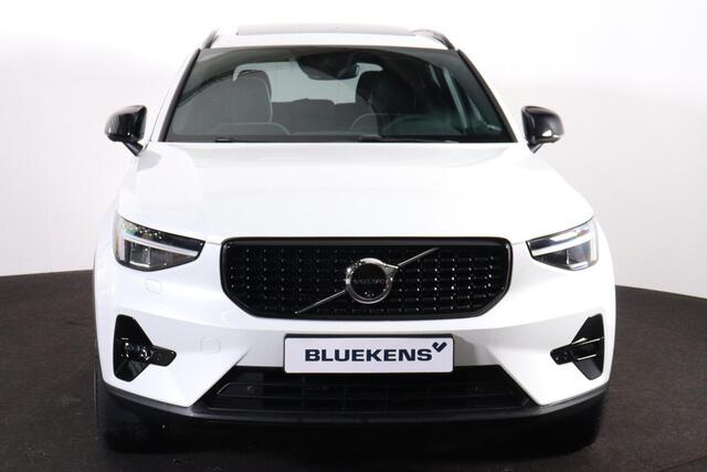 Volvo XC40 T5 Recharge Plus Dark - Panorama/schuifdak - IntelliSafe Assist & Surround - 360º Camera - Harman/Kardon audio - Verwarmde voorstoelen & stuur - Parkeersensoren voor & achter - Elektr. bedienb. voorstoelen met geheugen links - Extra getint glas - 19' LMV