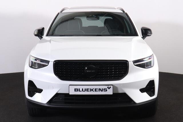 Volvo XC40 B4 Plus Black Edition - Panorama/schuifdak - IntelliSafe Assist & Surround - 360º Camera - Harmon Kardon Audio - Verwarmde voorstoelen, stuur & achterbank - Parkeersensoren voor & achter - Elektr. bedienb. voorstoelen met geheugen links - Draadloze tel. l