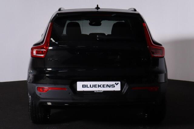 Volvo XC40 B3 Plus Black Edition - IntelliSafe Assist & Surround - 360º Camera - Harman/Kardon audio - Verwarmde voorstoelen & stuur - Parkeersensoren voor & achter - Elektr. bedienb. voorstoelen met geheugen links - Draadloze tel. lader - Extra getint glas - 20' LM