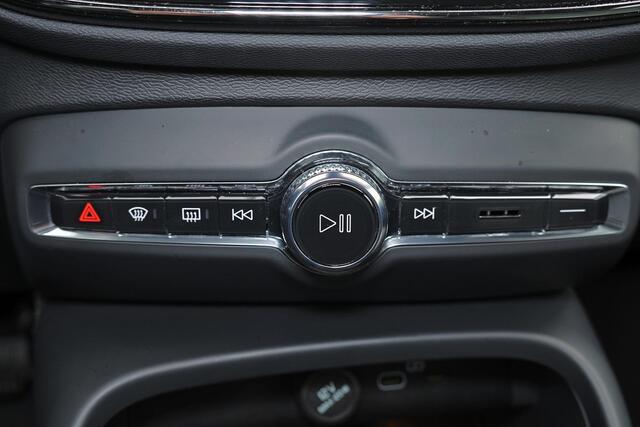 Volvo XC40 B3 Plus Black Edition - IntelliSafe Assist & Surround - 360º Camera - Harman/Kardon audio - Verwarmde voorstoelen & stuur - Parkeersensoren voor & achter - Elektr. bedienb. voorstoelen met geheugen links - Draadloze tel. lader - Extra getint glas - 20' LM