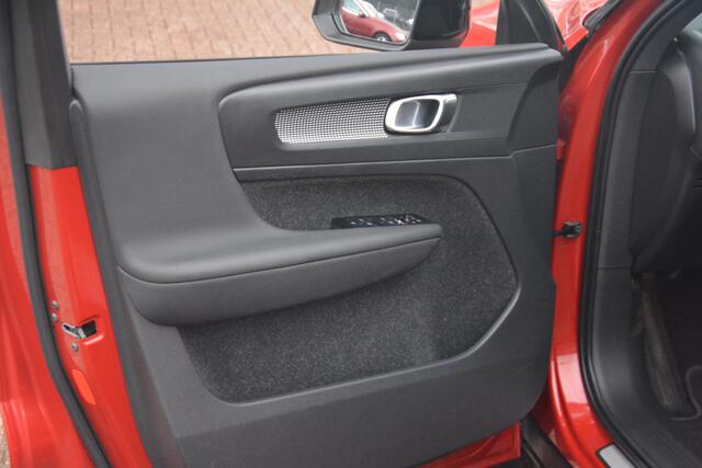 Volvo XC40 Recharge P8 AWD R-Design | SOH 93% | Warmtepomp | Navigatie | Sportstoelen | Stoel+stuurverwarming | Camera | NL auto!! | dealeronderhouden