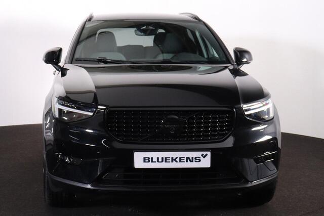 Volvo XC40 B3 Plus Black Edition - IntelliSafe Assist & Surround - 360º Camera - Harman/Kardon audio - Verwarmde voorstoelen & stuur - Parkeersensoren voor & achter - Elektr. bedienb. voorstoelen met geheugen links - Draadloze tel. lader - Extra getint glas - 20' LM