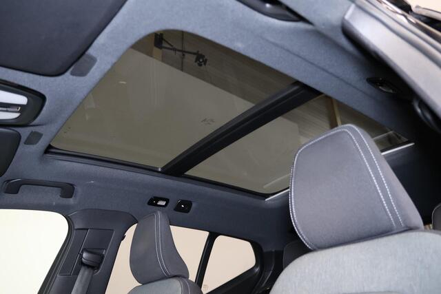 Volvo XC40 B3 Plus Black Edition - Panorama/schuifdak - IntelliSafe Assist & Surround - 360º Camera - Harman/Kardon audio - Verwarmde voorstoelen & stuur - Parkeersensoren voor & achter - Elektr. bedienb. voorstoelen met geheugen links - Draadloze tel. lader - Extra