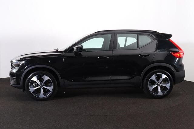 Volvo XC40 B4 Plus Dark - IntelliSafe Assist & Surround - Harman/Kardon audio - Parkeercamera achter - Verwarmde voorstoelen & stuur - Parkeersensoren voor & achter - Draadloze tel. lader - Elektr. inklapbare trekhaak - 19' LMV