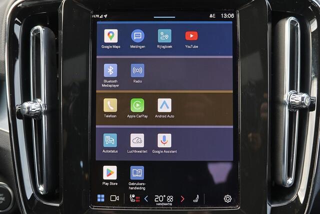 Volvo XC40 B4 Plus Dark - IntelliSafe Assist & Surround - Harman/Kardon audio - Parkeercamera achter - Verwarmde voorstoelen & stuur - Parkeersensoren voor & achter - Draadloze tel. lader - Elektr. inklapbare trekhaak - 19' LMV