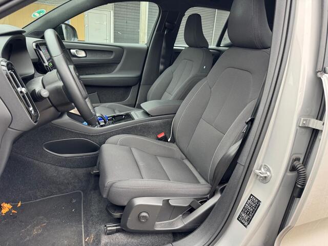 Volvo XC40 Single Motor Essential 69 kWh | Navigatie | Apple Carplay | Android Auto | Achteruitrijcamera | Parkeersensoren | Lichtmetalen Velgen 19 inch | Cruise Control | Climate Control