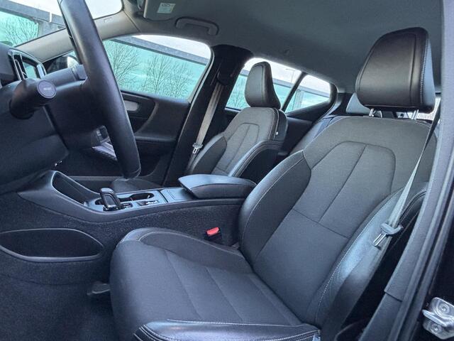 Volvo XC40 2.0 T4 Momentum Pro / Trekhaak / Voorstoelen verwarmd / Camera achter / Harman Kardon / Carplay / Android Auto / Elek. achetrklep /