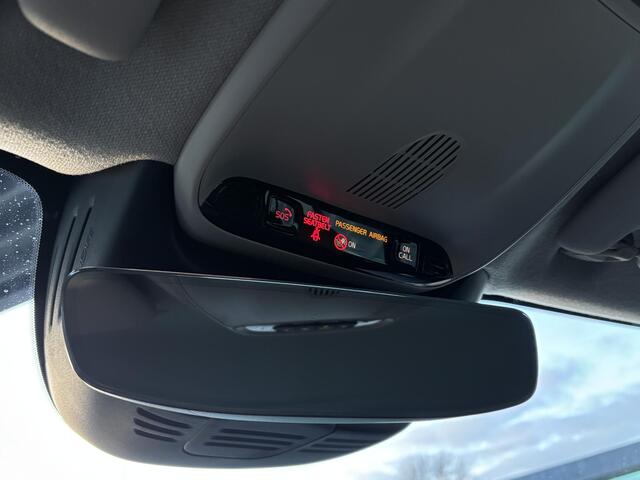 Volvo XC40 2.0 T4 Momentum Pro / Trekhaak / Voorstoelen verwarmd / Camera achter / Harman Kardon / Carplay / Android Auto / Elek. achetrklep /