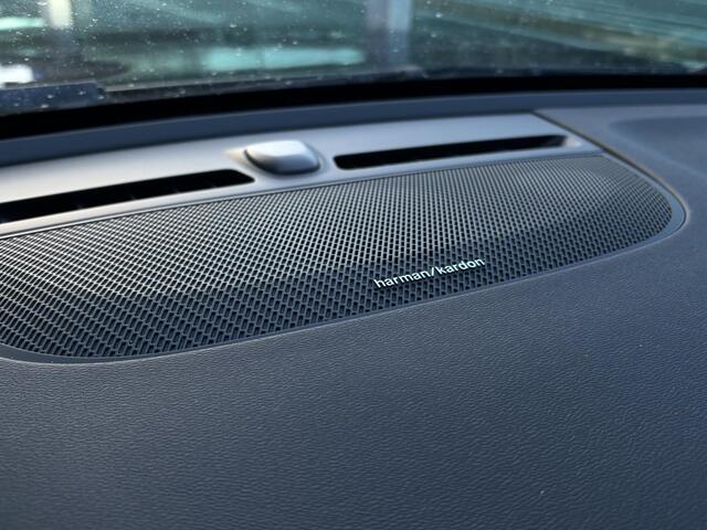 Volvo XC40 2.0 T4 Momentum Pro / Trekhaak / Voorstoelen verwarmd / Camera achter / Harman Kardon / Carplay / Android Auto / Elek. achetrklep /