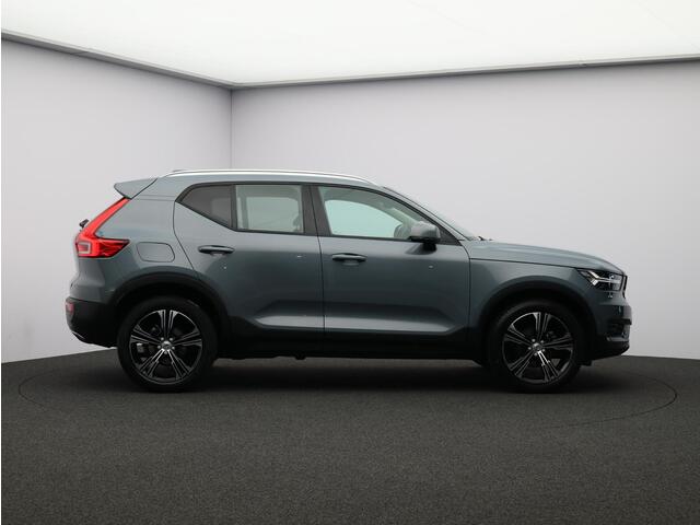 Volvo XC40 T3 163PK Automaat Momentum Pro / 19" / Extra Getint Glas / Camera / Park Assist V+A / Verwarmbare Voorruit / Elektrische Achterklep /