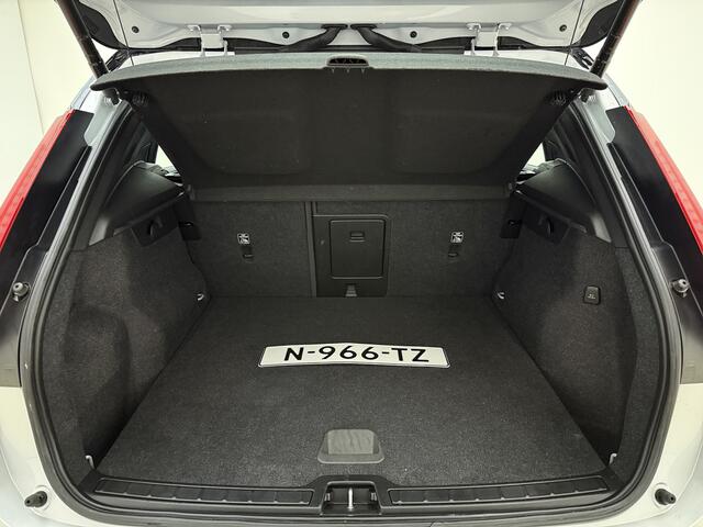 Volvo XC40 Recharge P8 408PK AWD R-Design / Keyless entry / Elek achterklep / Semi elektrische trekhaak / PDC achter / Nubuck bekleding / Google navigatie.