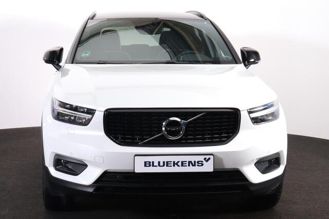 Volvo XC40 T5 Recharge Plus Dark - IntelliSafe Assist - Harman/Kardon audio - Adaptieve LED koplampen - Parkeercamera achter - Parkeersensoren voor & achter - Draadloze tel. lader - Extra getint glas - Elektr. inklapbare trekhaak - 19' LMV