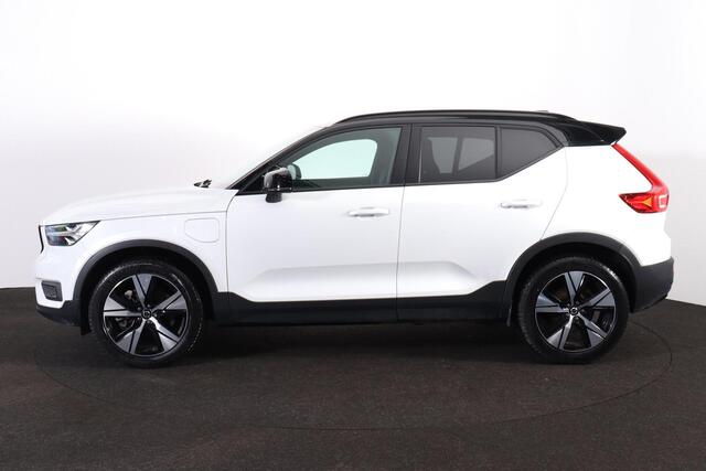 Volvo XC40 T5 Recharge Plus Dark - IntelliSafe Assist - Harman/Kardon audio - Adaptieve LED koplampen - Parkeercamera achter - Parkeersensoren voor & achter - Draadloze tel. lader - Extra getint glas - Elektr. inklapbare trekhaak - 19' LMV