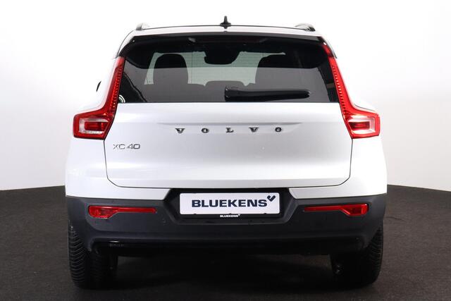 Volvo XC40 T5 Recharge Plus Dark - IntelliSafe Assist - Harman/Kardon audio - Adaptieve LED koplampen - Parkeercamera achter - Parkeersensoren voor & achter - Draadloze tel. lader - Extra getint glas - Elektr. inklapbare trekhaak - 19' LMV