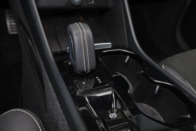 Volvo XC40 T5 Recharge Plus Dark - IntelliSafe Assist - Harman/Kardon audio - Adaptieve LED koplampen - Parkeercamera achter - Parkeersensoren voor & achter - Draadloze tel. lader - Extra getint glas - Elektr. inklapbare trekhaak - 19' LMV