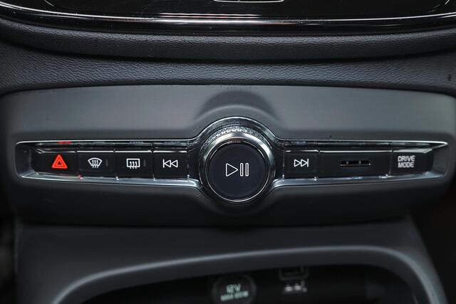 Volvo XC40 T4 Recharge Ultimate Dark - Panorama/schuifdak - IntelliSafe Assist & Surround - Harman/Kardon audio - Parkeercamera achter - Verwarmde voorstoelen & stuur - Parkeersensoren voor & achter - Elektr. bedienb. voorstoelen met geheugen links - Draadloze tel. 