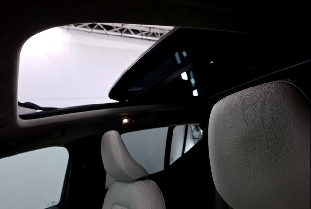 Volvo XC40 1.5 T5 Plug-in Hybrid 193kW/262pk DCT7 Ultimate Dark FACELIFT! PANORAMADAK + HARMAN/KARDON + ADAPT.CRUISE + PILOT ASSIST + NAVI SENSUS + BLIS + LANE ASSIST + EL.STOELEN + STOEL-&STUURVERWARMING + 360 CAMERA + KEYLESS + PARKSENSOREN V&A + 19" LM-VELGEN!!