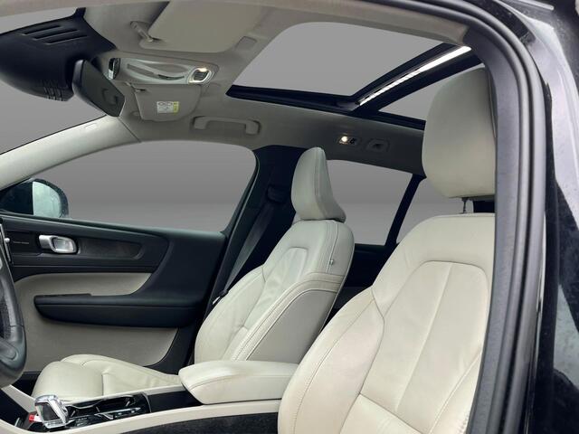 Volvo XC40 Plug-in Hybrid T4 Ultimate Bright | Trekhaak | Panoramadak | Adaptive cruise control | Lederen bekleding | Harman Kardon audio | Stoel- en stuurverwarming | Navigatie | Achteruitrijcamera | Parkeersensoren voor + achter | Apple Carplay / Android Auto |