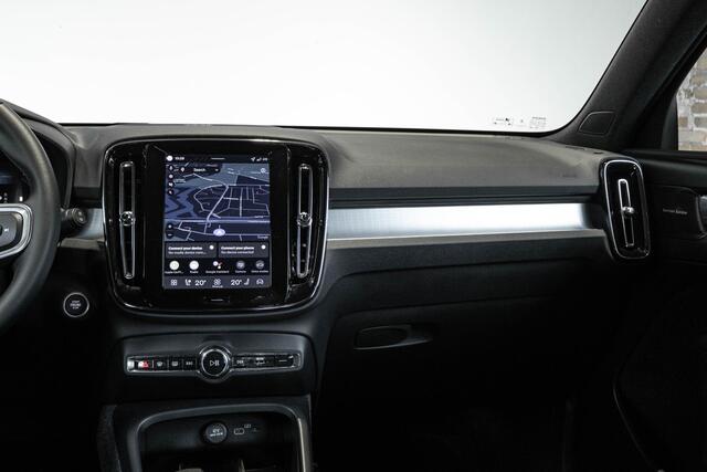 Volvo XC40 B4 Plus Dark | Trekhaak Semi-elektrisch | Adaptieve Cruise Control | Pilot Assist | Verwarmbare voorstoelen | Verwarmbaar stuurwiel | Blind Spot Information System | Verwarmbare voorruit | Parkeercamera | Parkeersensoren voor + achter |