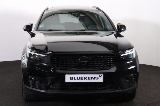 Volvo XC40 B3 Plus Black Edition - Panorama/schuifdak - IntelliSafe Assist & Surround - 360º Camera - Harman/Kardon audio - Verwarmde voorstoelen & stuur - Parkeersensoren voor & achter - Elektr. bedienb. voorstoelen met geheugen links - Draadloze tel. lader - Extra