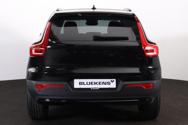 Volvo XC40 B3 Plus Black Edition - Panorama/schuifdak - IntelliSafe Assist & Surround - 360º Camera - Harman/Kardon audio - Verwarmde voorstoelen & stuur - Parkeersensoren voor & achter - Elektr. bedienb. voorstoelen met geheugen links - Draadloze tel. lader - Extra