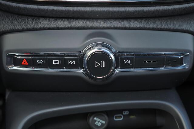 Volvo XC40 B3 Plus Black Edition - Panorama/schuifdak - IntelliSafe Assist & Surround - 360º Camera - Harman/Kardon audio - Verwarmde voorstoelen & stuur - Parkeersensoren voor & achter - Elektr. bedienb. voorstoelen met geheugen links - Draadloze tel. lader - Extra