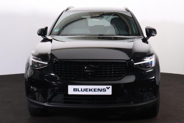 Volvo XC40 B3 Plus Black Edition - IntelliSafe Assist & Surround - 360º Camera - Harman/Kardon audio - Verwarmde voorstoelen & stuur - Parkeersensoren voor & achter - Elektr. bedienb. voorstoelen met geheugen links - Draadloze tel. lader - Extra getint glas - 20' LM