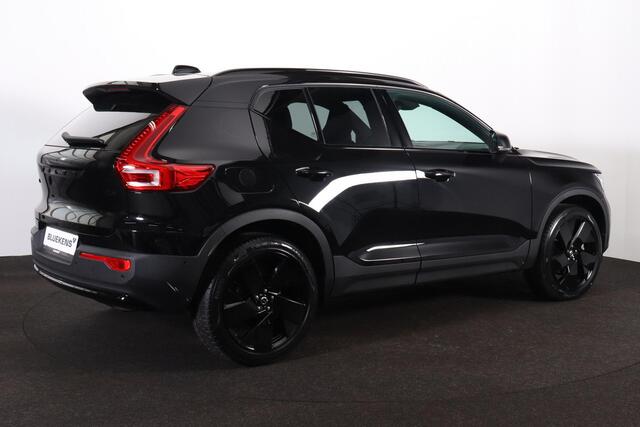 Volvo XC40 B3 Plus Black Edition - IntelliSafe Assist & Surround - 360º Camera - Harman/Kardon audio - Verwarmde voorstoelen & stuur - Parkeersensoren voor & achter - Elektr. bedienb. voorstoelen met geheugen links - Draadloze tel. lader - Extra getint glas - 20' LM