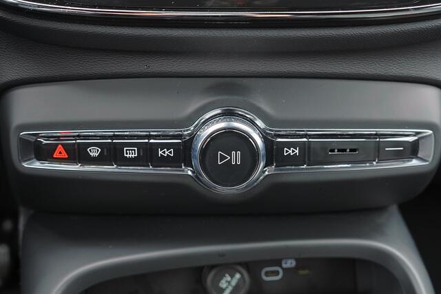 Volvo XC40 B3 Plus Black Edition - IntelliSafe Assist & Surround - 360º Camera - Harman/Kardon audio - Verwarmde voorstoelen & stuur - Parkeersensoren voor & achter - Elektr. bedienb. voorstoelen met geheugen links - Draadloze tel. lader - Extra getint glas - 20' LM