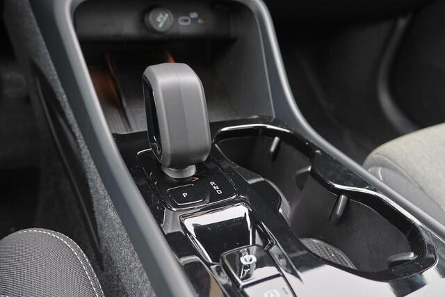 Volvo XC40 B3 Plus Black Edition - IntelliSafe Assist & Surround - 360º Camera - Harman/Kardon audio - Verwarmde voorstoelen & stuur - Parkeersensoren voor & achter - Elektr. bedienb. voorstoelen met geheugen links - Draadloze tel. lader - Extra getint glas - 20' LM