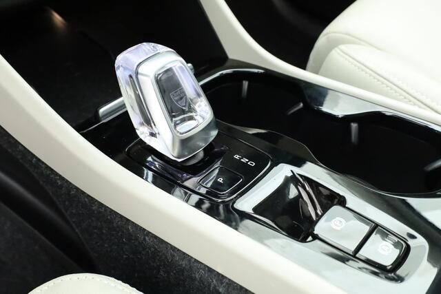 Volvo XC40 1.5 T4 Plug-in hybrid Ultimate Dark | Pano | Dig. Cockpit | Nav+CarPlay | Stuur+Stoelverw. | Harman/Kardon | Leder | Camera*+PDC | Elek. Klep | Led | 20'' v