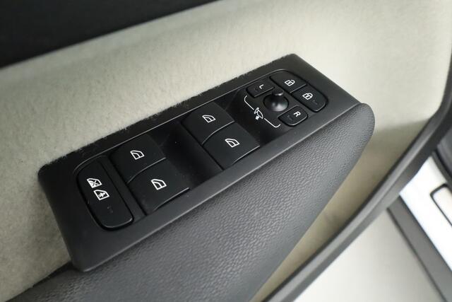 Volvo XC40 1.5 T4 Plug-in hybrid Ultimate Dark | Pano | Dig. Cockpit | Nav+CarPlay | Stuur+Stoelverw. | Harman/Kardon | Leder | Camera*+PDC | Elek. Klep | Led | 20'' v