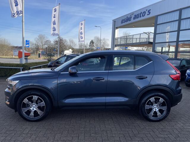 Volvo XC40 2.0 T4 190 pk Inscription Trekhaak Panoramadak Leder 360 Camera ACC Pilot Assist Harman Kardon Audio BLIS DAB Apple Carplay Android Auto Stoelverwarming Scandinavian Line Hoge Zit 8-traps Automaat Super compleet en 1800 kg trekgewicht !